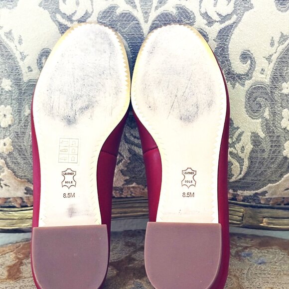 NWOT TORY BURCH CHELSEA RED LOW HEEL GOLD TONE MEDALLION PUMPS   SIZE: 8.5 - Picture 8 of 10